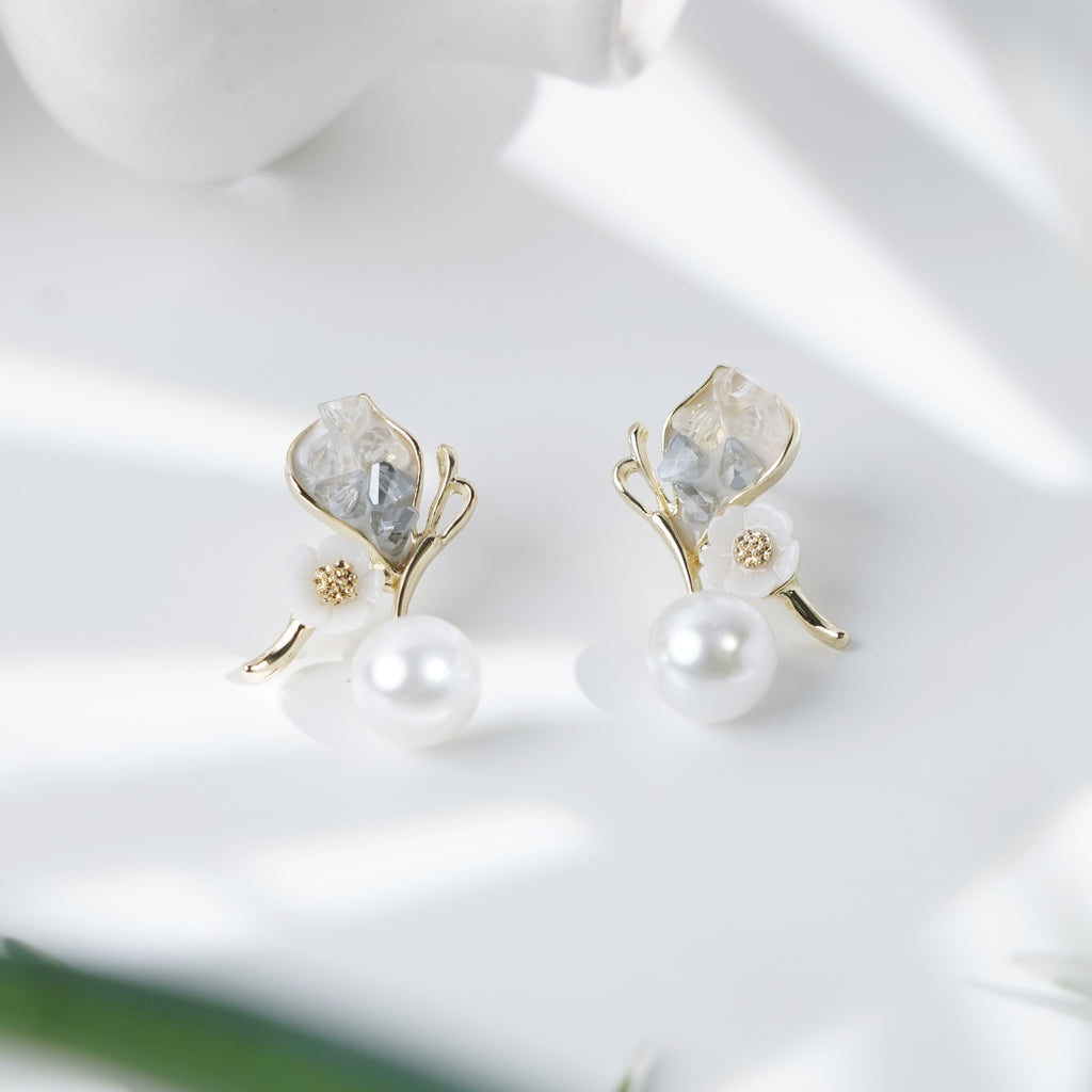 Timeless Organic-Style Earrings with Crystals, Pearls, and Blossoms