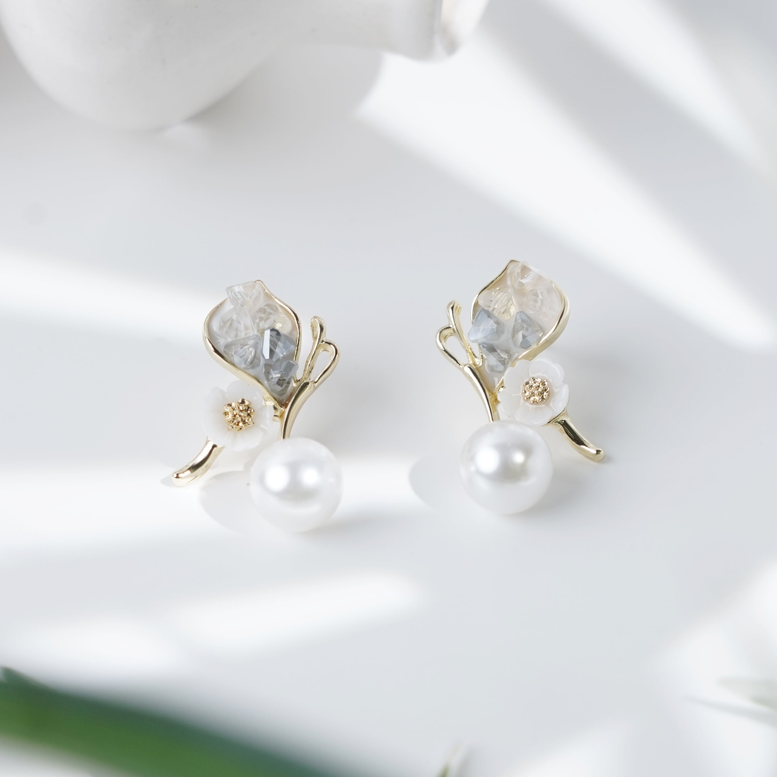 Timeless Organic-Style Earrings with Crystals, Pearls, and Blossoms