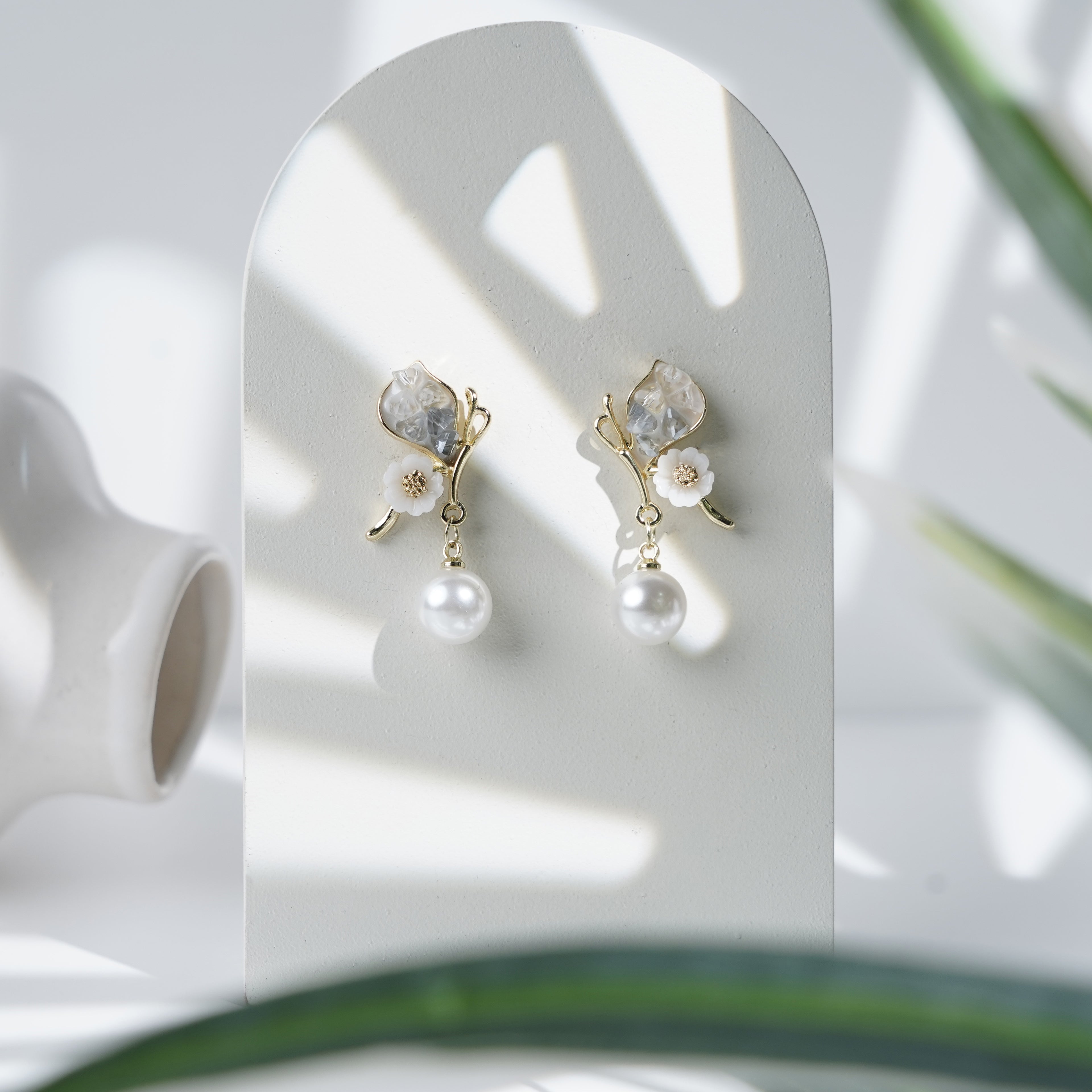 Timeless Organic-Style Earrings with Crystals, Pearls, and Blossoms