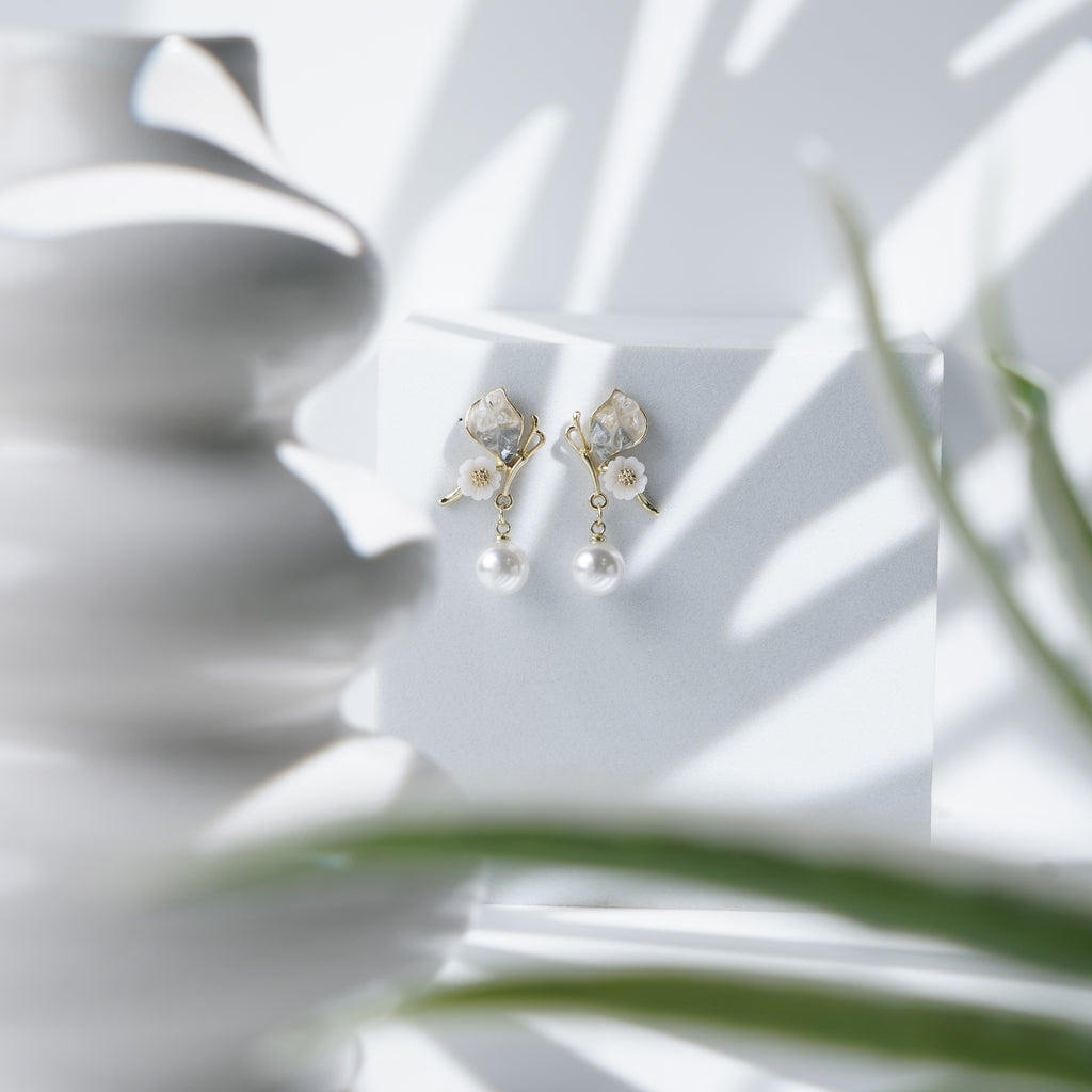 Timeless Organic-Style Earrings with Crystals, Pearls, and Blossoms